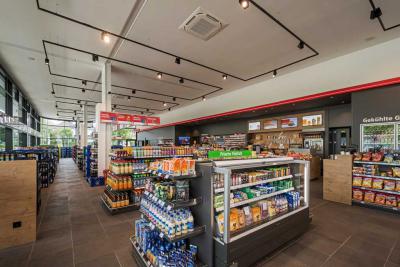 Shop-Gebäude als Tankstellen-Zentrum